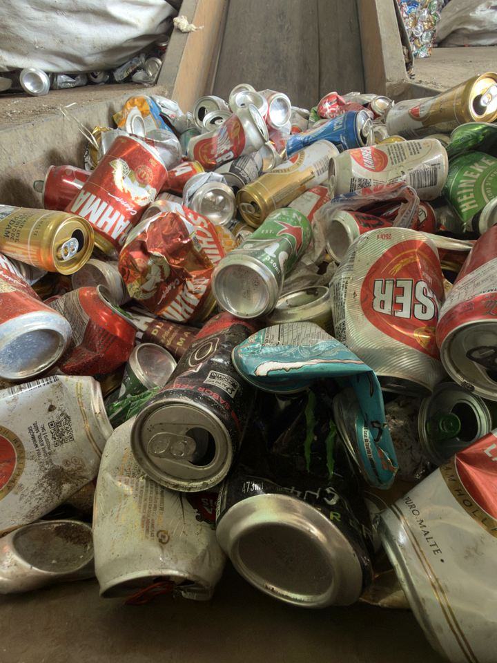 Latas de alumínio recebidas para triagem antes da prensagem.